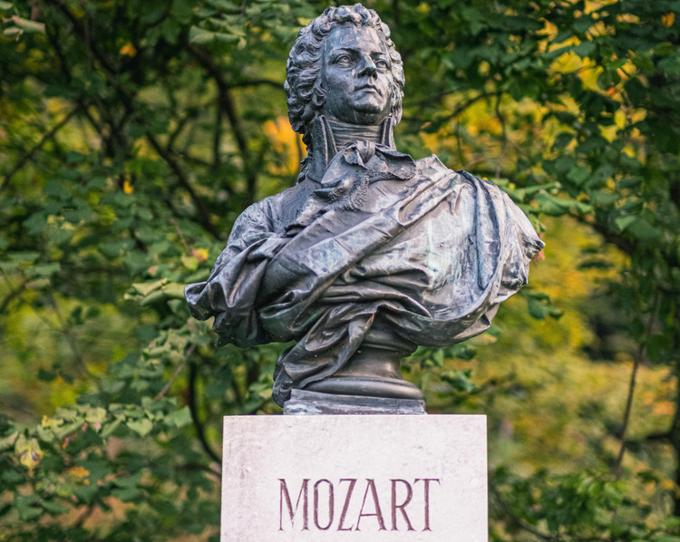 Flyer der Silvesterveranstaltung: Breakin' Mozart - Silvestervorstellung 2023 in Fürth